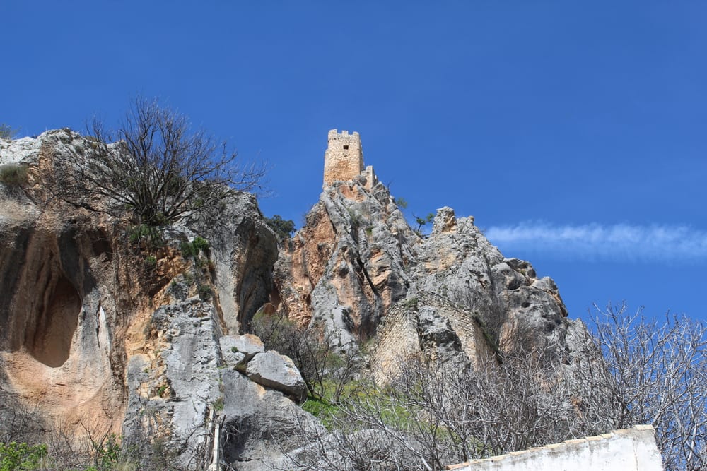 Hrad Albanchez de Mágina na skalním ostrohu